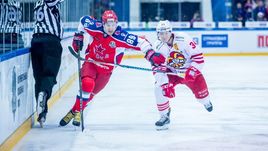 Сегодня. Москва. ЦСКА - "Йокерит" - 2:1 ОТ. Никита НЕСТЕРОВ (слева) в борьбе с Олли ПАЛОЛОЙ.