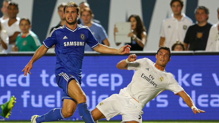 2013 год. КРИШТИАНУ РОНАЛДУ (справа) в борьбе с Браниславом ИВАНОВИЧЕМ. Фото AFP 2013 год. КРИШТИАНУ РОНАЛДУ (справа) в борьбе с Браниславом ИВАНОВИЧЕМ. Фото AFP