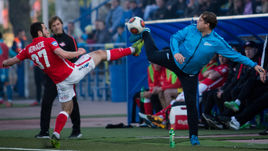 6 мая 2016 года. Санкт-Петербург. "Зенит-2" - "Спартак-2" - 3:0. Главный тренер хозяев Владислав РАДИМОВ и полузащитник красно-белых Георгий МЕЛКАДЗЕ.