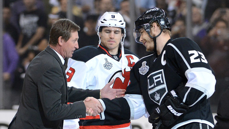 Уэйн ГРЕТЦКИ (слева) и Дастин БРАУН. Фото AFP Уэйн ГРЕТЦКИ (слева) и Дастин БРАУН. Фото AFP