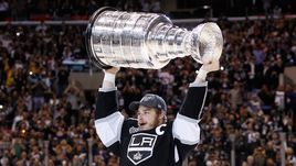 Дастин БРАУН с кубком Стэнли.