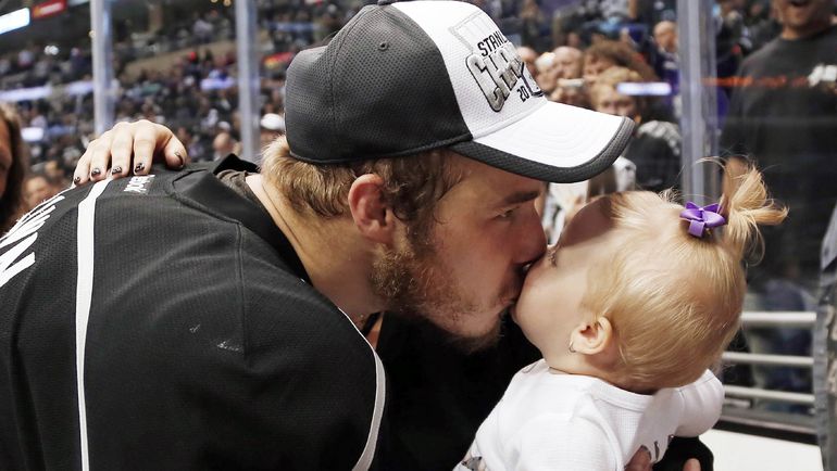 13 июня 2014 года. Лос-Анджелес. Дастин БРАУН с дочкой после победы в седьмом матче финала Кубка Стэнли. Фото REUTERS 13 июня 2014 года. Лос-Анджелес. Дастин БРАУН с дочкой после победы в седьмом матче финала Кубка Стэнли. Фото REUTERS