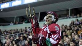 Болельщику Юрий Петерсонс по прозвищу Ведьмак Юрчик в маске ведьмы.