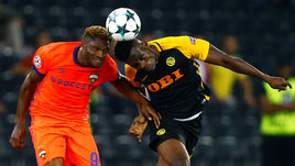 В противостоянии ЦСКА и "Янг Бойз" в Лиге чемпионов Касим НУХУ (справа, против Аарона ОЛАНАРЕ) оформил "гол плюс пас" в пользу армейцев.