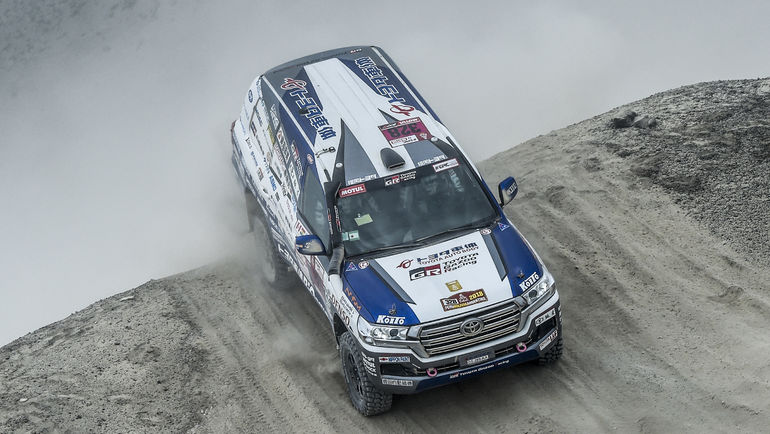 Кристиан Лавиэль выиграл второй этап кряду и уверенно возглавляет зачет T2, Toyota Land Cruiser 200 Акиро Миуры на втором месте. Кристиан Лавиэль выиграл второй этап кряду и уверенно возглавляет зачет T2, Toyota Land Cruiser 200 Акиро Миуры на втором месте.