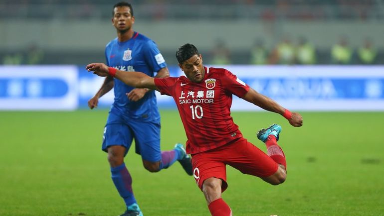 ХАЛК (справа) одна из мировых звезд, продолжающих выступление в китайской суперлиге. Фото AFP ХАЛК (справа) одна из мировых звезд, продолжающих выступление в китайской суперлиге. Фото AFP