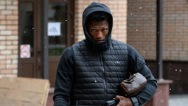 Вчера. Москва. Лужники. Нападающий "Спартака" ЗЕ ЛУИШ перед прохождением медосмотра.