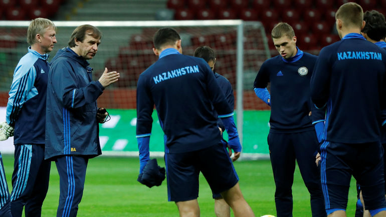 Александр БОРОДЮК и игроки сборной Казахстана. Фото REUTERS Александр БОРОДЮК и игроки сборной Казахстана. Фото REUTERS