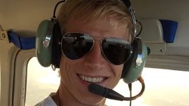 Мориц БАУЭР научился летать и получил лицензию пилота.