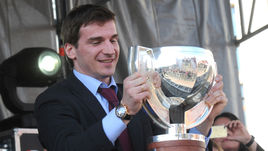 29 мая 2012 года. Москва. Николай ЖЕРДЕВ с кубком чемпионов мира во время чествования сборной России на Манежной площади.