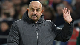 Главный тренер сборной России Станислав ЧЕРЧЕСОВ.