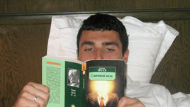 2007 год. Турция. Герман Гессе - автор интересный, но непростой. Футболист "Спартака" Никита БАЖЕНОВ отдыхает с классикой мировой литературы.