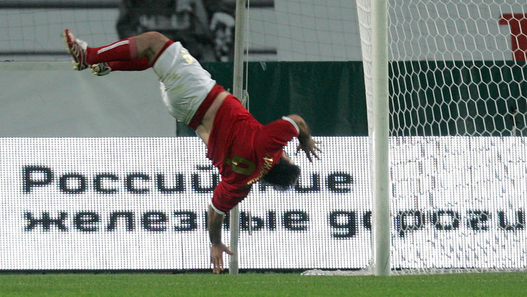 2009 год. Заза ДЖАНАШИЯ в выставочном матче празднует гол традиционным кульбитом. Фото Татьяна ДОРОГУТИНА 2009 год. Заза ДЖАНАШИЯ в выставочном матче празднует гол традиционным кульбитом. Фото Татьяна ДОРОГУТИНА