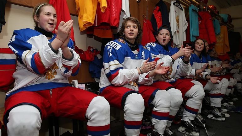 После матча сборная России празднует выход в 1/2 финала турнира. Фото ФХР После матча сборная России празднует выход в 1/2 финала турнира. Фото ФХР