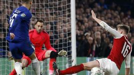 Эден АЗАР (слева) атакует ворота "Арсенала".