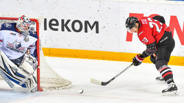 Нападающий Андрей СТАСЬ (справа).