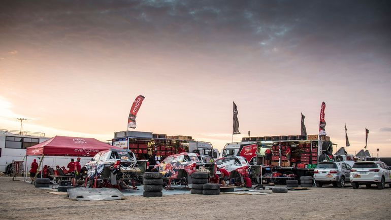 Если на старт в Лиме выехало 103 автомобиля, то к 6-му этапу допущено всего лишь 64. Самый высокий процент сохранившихся автомобилей - у Toyota. В строю 29 экипажей. Если на старт в Лиме выехало 103 автомобиля, то к 6-му этапу допущено всего лишь 64. Самый высокий процент сохранившихся автомобилей - у Toyota. В строю 29 экипажей.