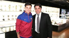 Новичок "Барселоны" Филиппе КОУТИНЬЮ (слева) и Киаваш ДЖУРАБЧАН.