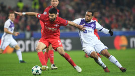 21 ноября. Москва. Тушино. "Спартак" - "Марибор" - 1:1. В атаке защитник красно-белых Сердар ТАСКИ (слева).