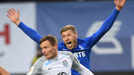 Павел ПОГРЕБНЯК (на дальнем плане).