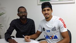 Защитник "Сантоса" Лукас ВЕРИССИМО (справа) и один из его агентов.