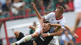 Нападающий "Тосно" Евгений МАРКОВ в борьбе с хавбеком "Локомотива" Дмитрием ТАРАСОВЫМ (23).