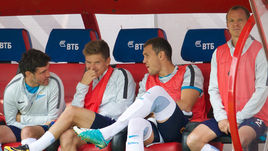 Олег ШАТОВ (второй слева), Артем ДЗЮБА (второй справа) и Александр АНЮКОВ (справа): карьеры в "Зените" подошли к концу?