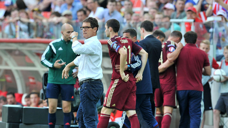 14 июня 2015. Москва. Россия – Австрия – 0:1. 12-я минута. Уже в начале встречи после травмы Василия БЕРЕЗУЦКОГО (на дальнем плане) главный тренер сборной России Фабио КАПЕЛЛО выпустил на замену Никиту ЧЕРНОВА (№ 21). Фото Алексей ИВАНОВ 14 июня 2015. Москва. Россия – Австрия – 0:1. 12-я минута. Уже в начале встречи после травмы Василия БЕРЕЗУЦКОГО (на дальнем плане) главный тренер сборной России Фабио КАПЕЛЛО выпустил на замену Никиту ЧЕРНОВА (№ 21). Фото Алексей ИВАНОВ