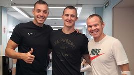 Артем ДЗЮБА (слева), Андрей ЛУНЕВ (в центре) и Александр АНЮКОВ сегодня прошли медосмотр.