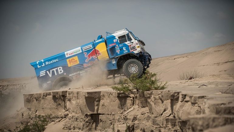 Эдуард Николаев сохраняет уверенное лидерство в категории грузовиков. Ближайшего преследователя российский КАМАЗ опережает почти на 50 минут. Эдуард Николаев сохраняет уверенное лидерство в категории грузовиков. Ближайшего преследователя российский КАМАЗ опережает почти на 50 минут.