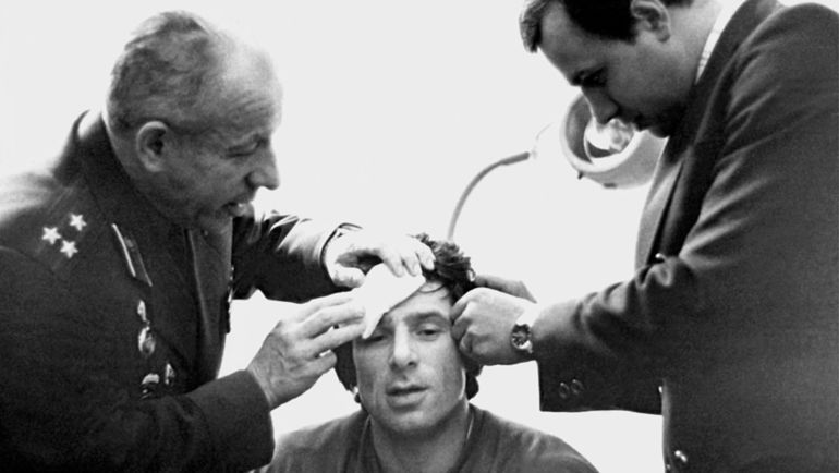 Валерий ХАРЛАМОВ (в центре). Фото из семейного архива Валерий ХАРЛАМОВ (в центре). Фото из семейного архива