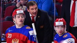 5 января 2017 года. Монреаль. Россия - Швеция - 2:1 ОТ. Главный тренер молодежной сборной России Валерий БРАГИН вместе с защитниками Михаилом СЕРГАЧЕВЫМ (слева) и Вадимом КУДАКО во время матча за третье место.