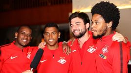 Суббота. Дубай. ФЕРНАНДУ, ПЕДРО РОША, Георгий ДЖИКИЯ и ЛУИЗ АДРИАНУ (слева направо) демонстрируют, что они одна красно-белая семья.