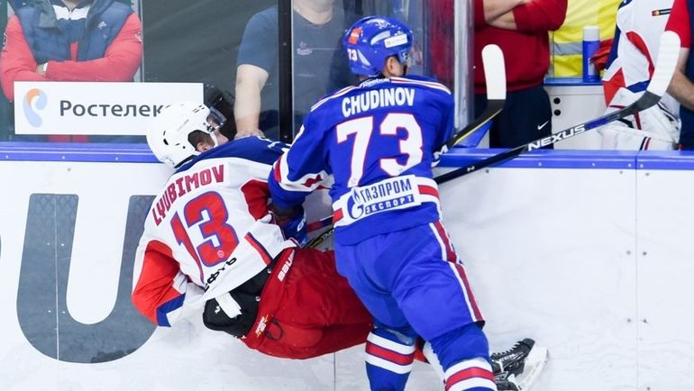 Максим ЧУДИНОВ (№73, СКА) и Роман ЛЮБИМОВ (№13, ЦСКА). Фото ХК СКА Максим ЧУДИНОВ (№73, СКА) и Роман ЛЮБИМОВ (№13, ЦСКА). Фото ХК СКА