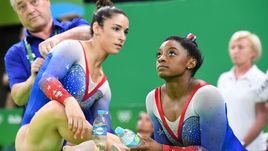 Симона БАЙЛЗ (справа) призналась, что стала жертвой врача-педофила. Ее подруга Эли РАЙСМАН сделала это еще раньше.