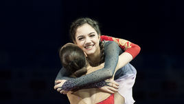 Евгения МЕДВЕДЕВА (справа) и Алина ЗАГИТОВА.