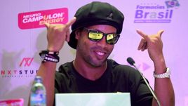 РОНАЛДИНЬЮ завершил карьеру.