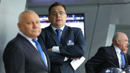 Андрей НАЗАРОВ (в центре) продлил контракт с "Нефтехимиком".