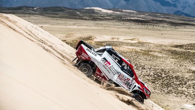 Одним из героев 10-го этапа протяженностью почти 800 км стал Жиниэль де Вильерс, чья Toyota Hilux показала второе лучшее время. Одним из героев 10-го этапа протяженностью почти 800 км стал Жиниэль де Вильерс, чья Toyota Hilux показала второе лучшее время.