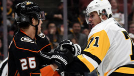 Среда. Анахайм. "Анахайм" - "Питтсбург" - 5:3. Евгений МАЛКИН (справа) отметился заброшенной шайбой и несколькими стычками с соперниками.