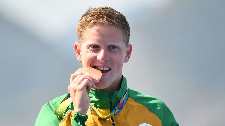 18 августа 2016 года. Рио-де-Жанейро. Южноафриканский триатлонист Генри ШУМАН с бронзой Олимпиады. Фото AFP 18 августа 2016 года. Рио-де-Жанейро. Южноафриканский триатлонист Генри ШУМАН с бронзой Олимпиады. Фото AFP