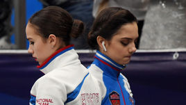 Четверг. Москва. Алина ЗАГИТОВА (слева) и Евгения МЕДВЕДЕВА.