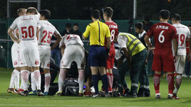 Четверг. "Спартак" - "Шанхай Шанган" - 0:1. 15-я минута. Защитник красно-белых Георгий ДЖИКИЯ получил травму колена и покинул стадион на машине скорой помощи.