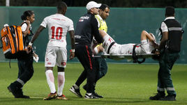 Вчера. Дубай. "Спартак" - "Шанхай Шанган" - 0:1. Георгий ДЖИКИЯ покидает поле на носилках.