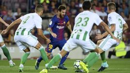 Лионель МЕССИ (№10) в окружении игроков "Бетиса".