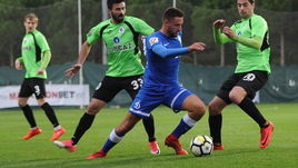 Новичок "Динамо" Евгений МАРКОВ (в центре) дебютировал в столичном клубе в игре против "Газ Метана" - 1:0.