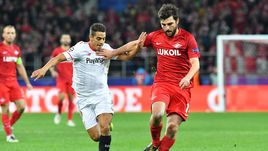 Защитник "Спартака" и сборной России Георгий ДЖИКИЯ (справа).