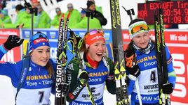 Суббота. Антерсельва. Победительница гонки преследования Лаура ДАЛЬМАЙЕР (в центре), Доротея ВИРЕР (слева) и Дарья ДОМРАЧЕВА.