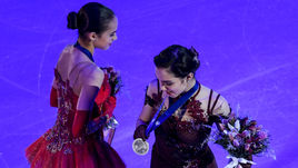 Суббота. Москва. Чемпионка Европы Алина ЗАГИТОВА (слева) и серебряный призер Евгения МЕДВЕДЕВА.