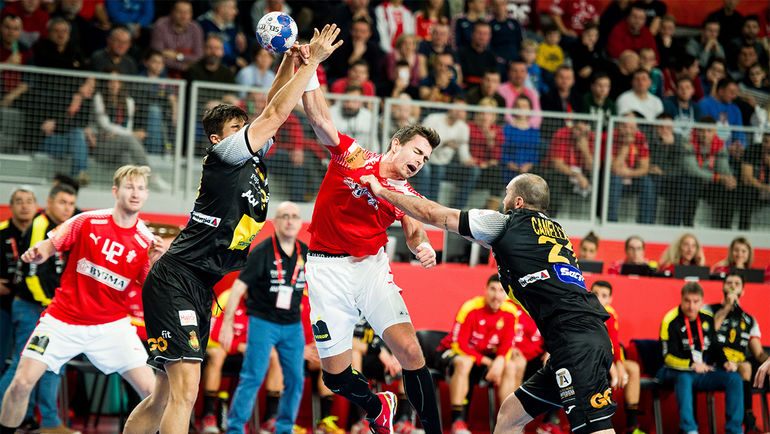 Лидер сборной Дании Расмус Лауге ШМИДТ против сборной Испании. Лидер сборной Дании Расмус Лауге ШМИДТ против сборной Испании.